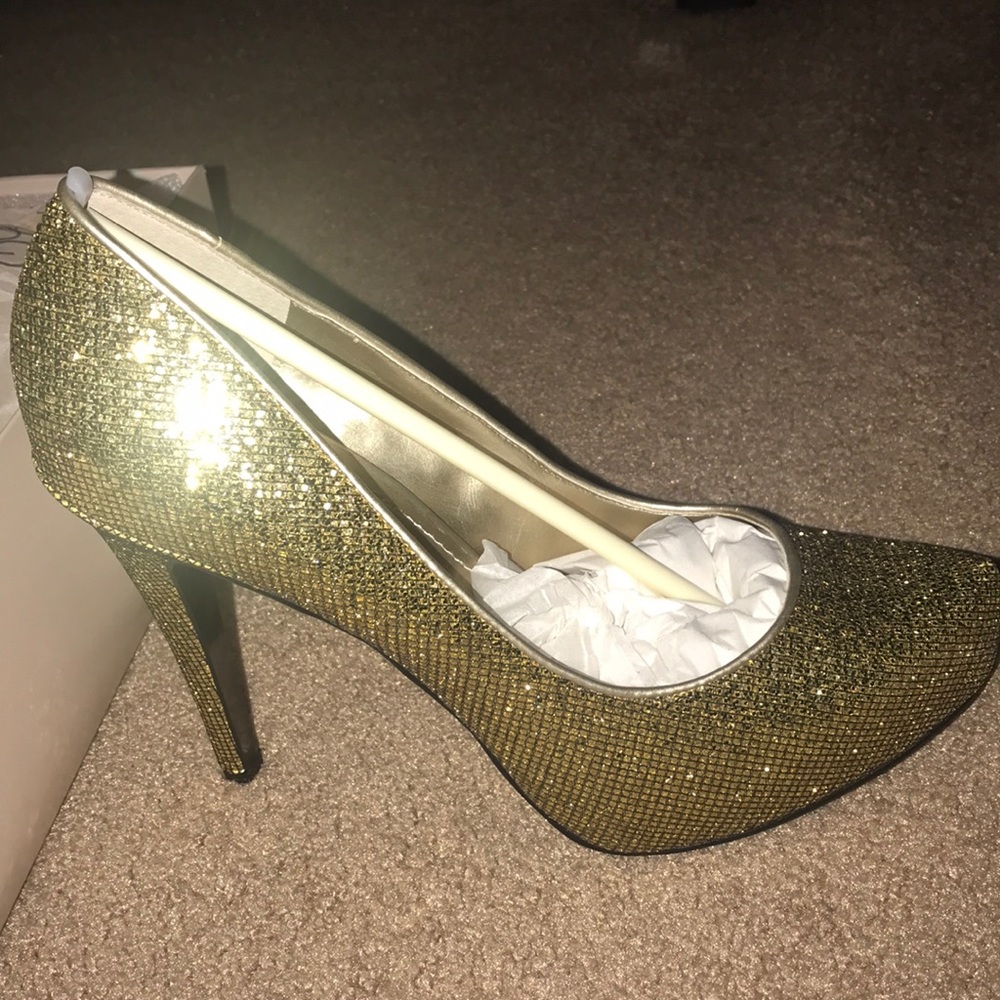 NEW BCBGENERATION GLD GLITTER HEELS.